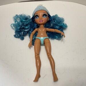 Rainbow High Skyler Bradshaw Winter Break Blue Hair Doll‎ with Beanie 574798